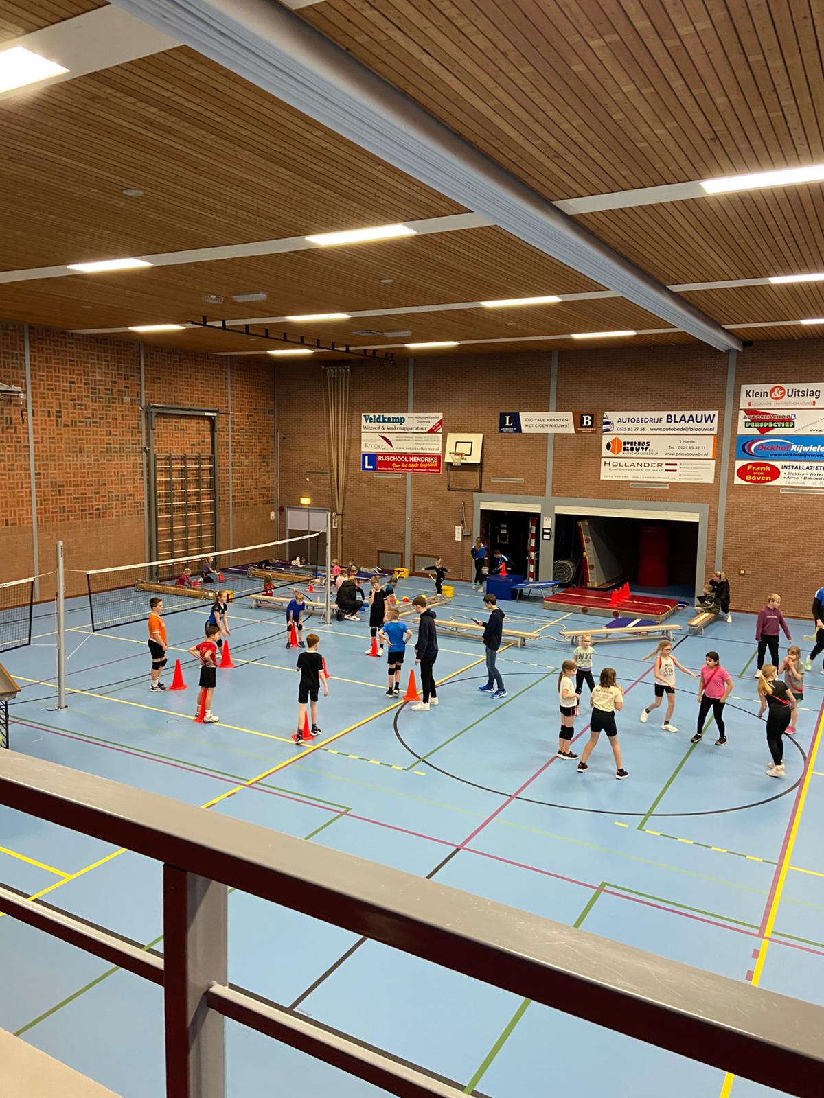 Kinderen spelen en bewegen in de Sportspeeltuin van Blauw Wit