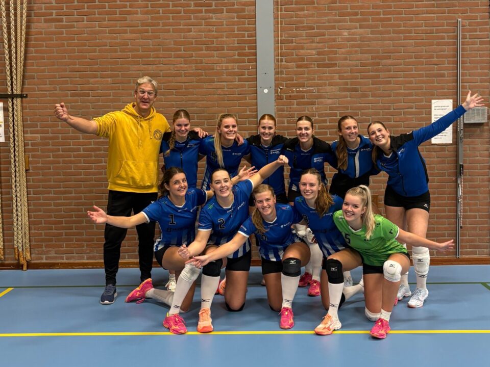 Foto bij: Blauw Wit Dames 1 bekert verder
